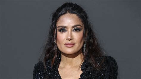 Salma Hayek revela el motivo por el que sus senos han crecido a。